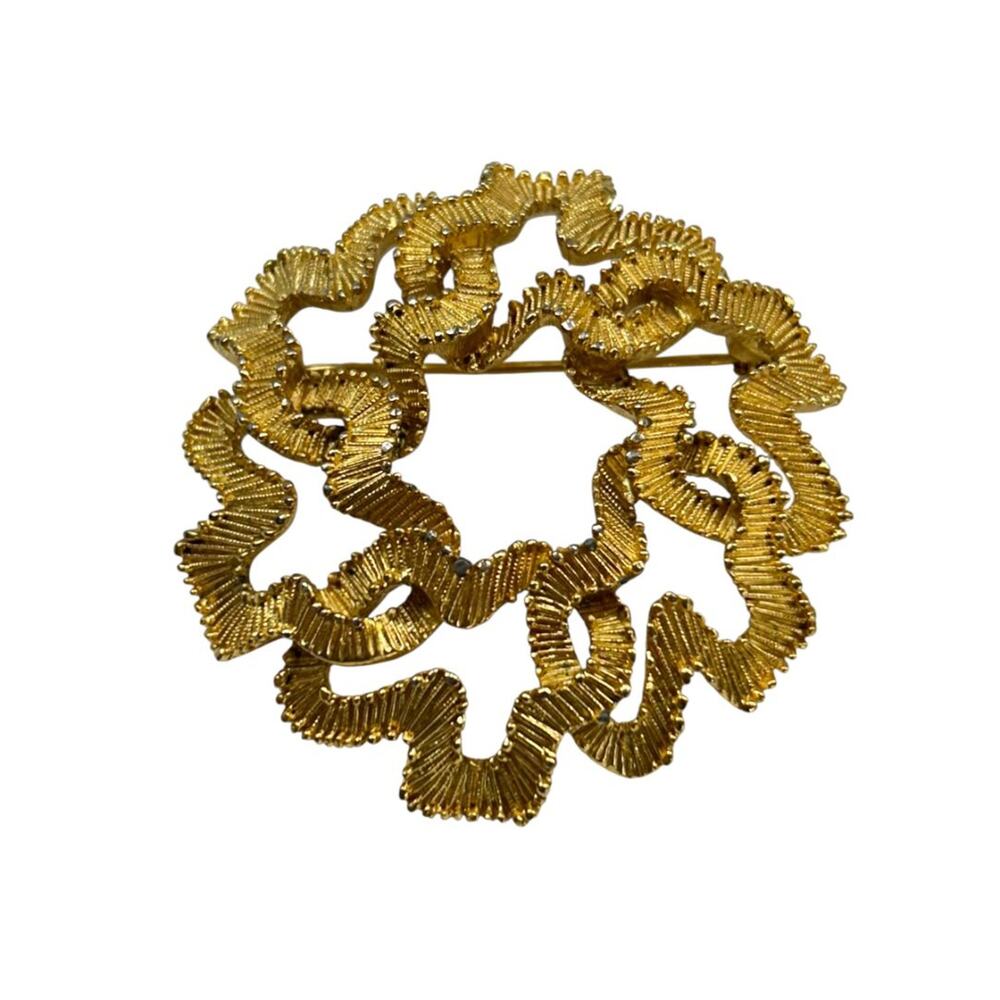 Signed Trifari Vintage Goldtone Brooch Pin‎ Ribbon Wreath 2"